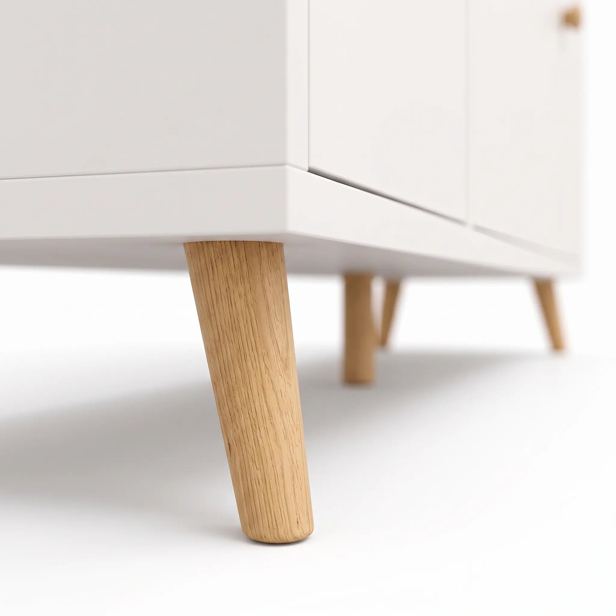 Komoda Kibo bijela - detalj drvenih nogara